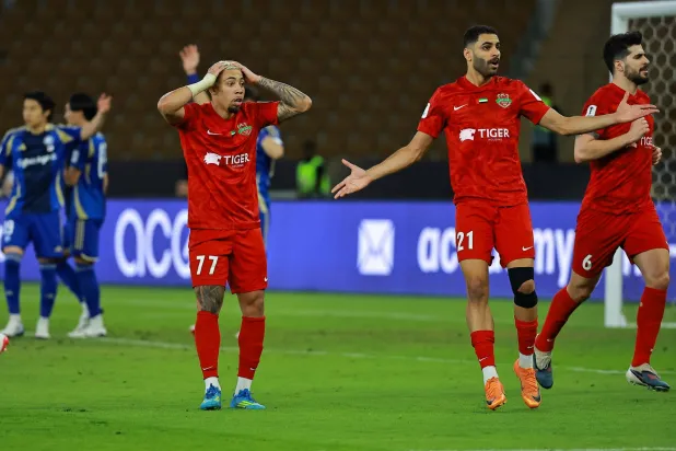 أزمة “رمية التماس” في دوري النخبة: شباب الأهلي يلوح بـ «كاس» والحكم الأسترالي مهدد بالاستبعاد من المونديال.