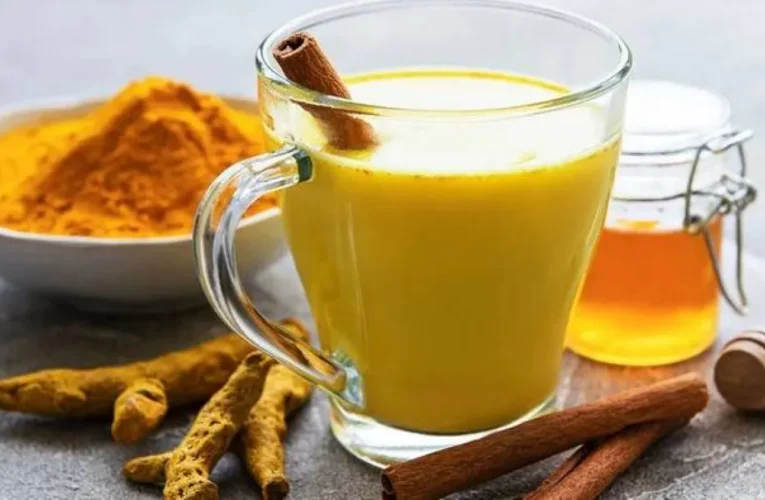 ما الذي قد يفعله شرب ماء الكركم يومياً؟ 7 تأثيرات محتملة على الجسم
