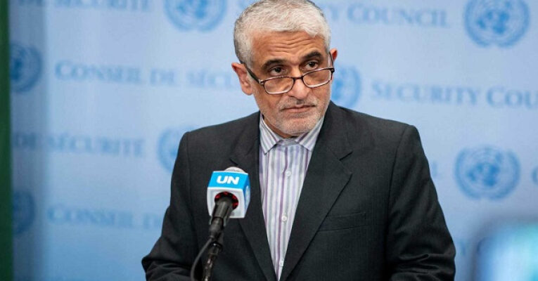 إيران تندد باحتجاز سفنها وتؤكد حقها في الرد