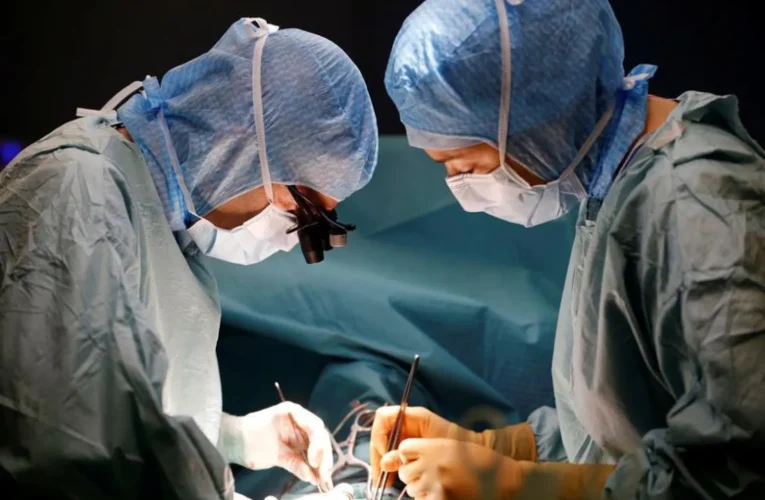 عمليات جراحية غيّرت ملامح فنانين.. بين تحسين الشكل ومضاعفات مؤلمة
