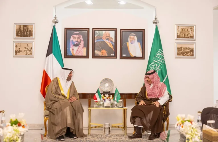 مشاورات هاتفية بين وزيري خارجية السعودية والكويت لبحث مستجدات الأوضاع الإقليمية