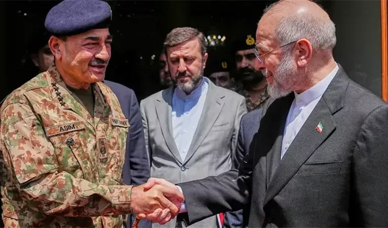 قائد الجيش الباكستاني في طهران لدفع الوساطة بين واشنطن وإيران وسط تفاؤل حذر باتفاق مرحلي