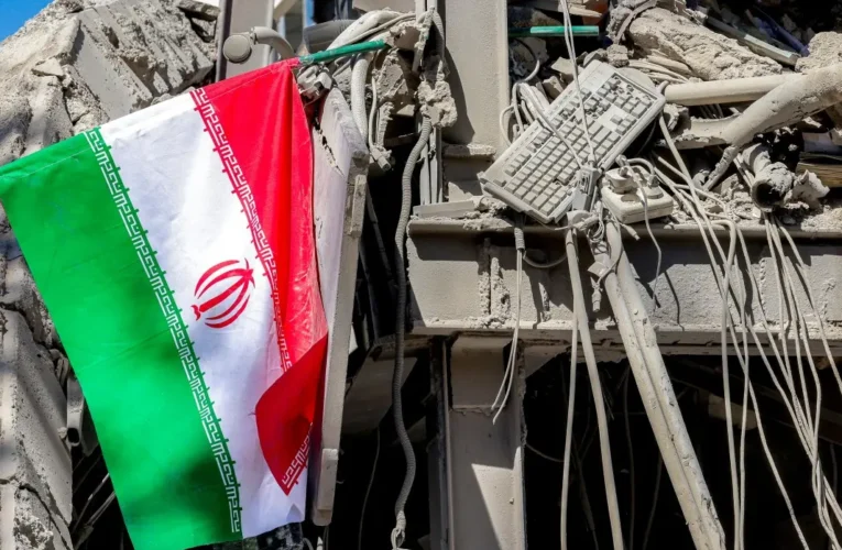 إيران تنفي أضراراً بعد اعتراض مسيّرات قرب قشم.. ومقتل 8 أشخاص بحريق مركز تجاري قرب طهران