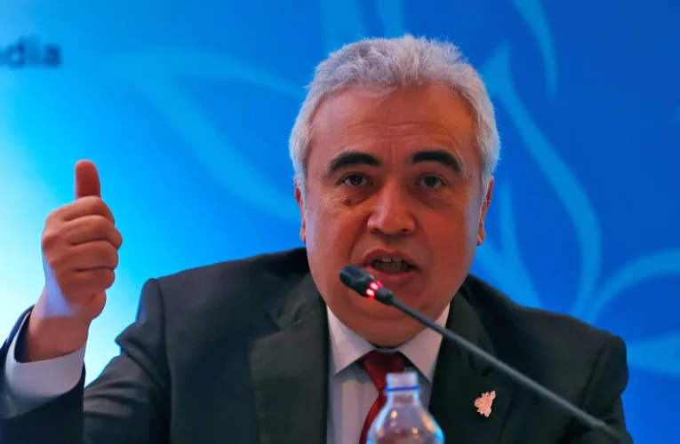 وكالة الطاقة الدولية تحذر من استنزاف مخزونات النفط التجارية وسط تصاعد التوترات العالمية