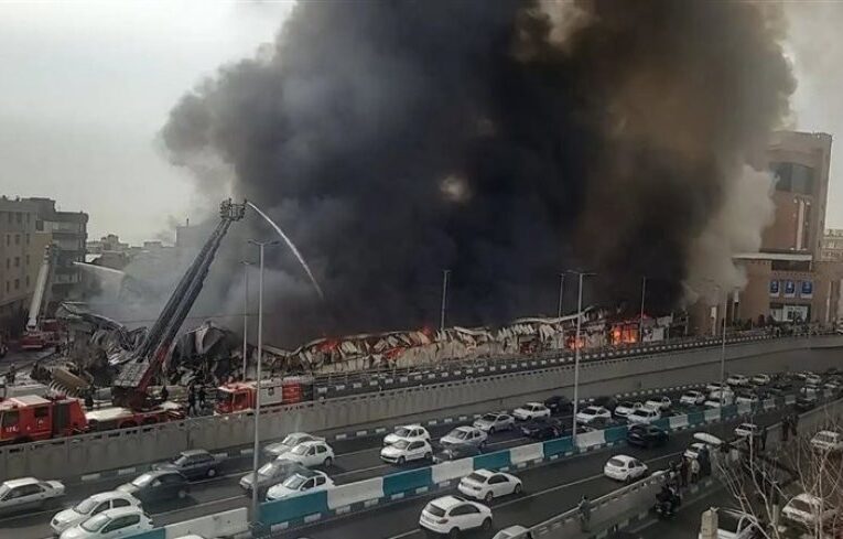 حريق يندلع في مركز تجاري غرب العاصمة الإيرانية طهران