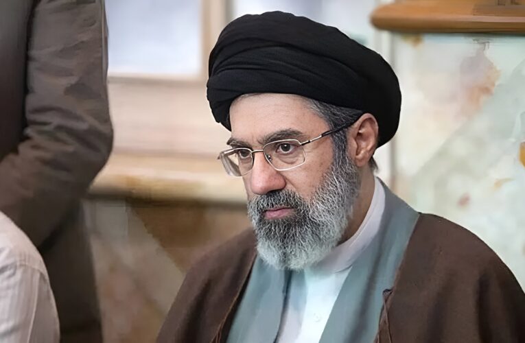 خامنئي يتحدث عن تراجع النفوذ الأميركي ويتجنب التعليق على الضربات الأخيرة