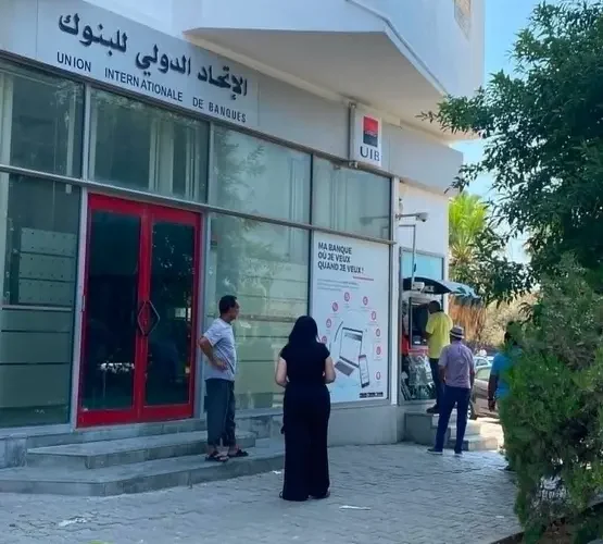 إضراب يشل القطاع البنكي في تونس وسط خلافات متصاعدة حول الأجور