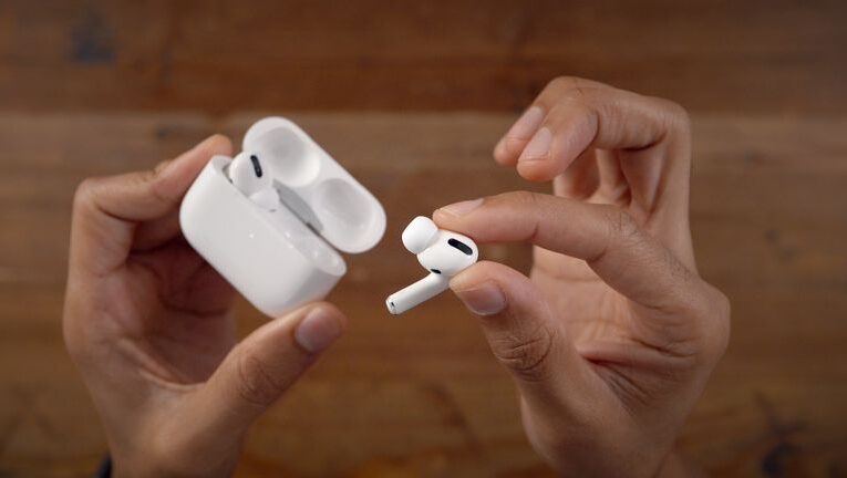«أبل» تخطط لإطلاق AirPods بكاميرات وآيفون قابل للطي من الجيل الثاني بحلول 2027