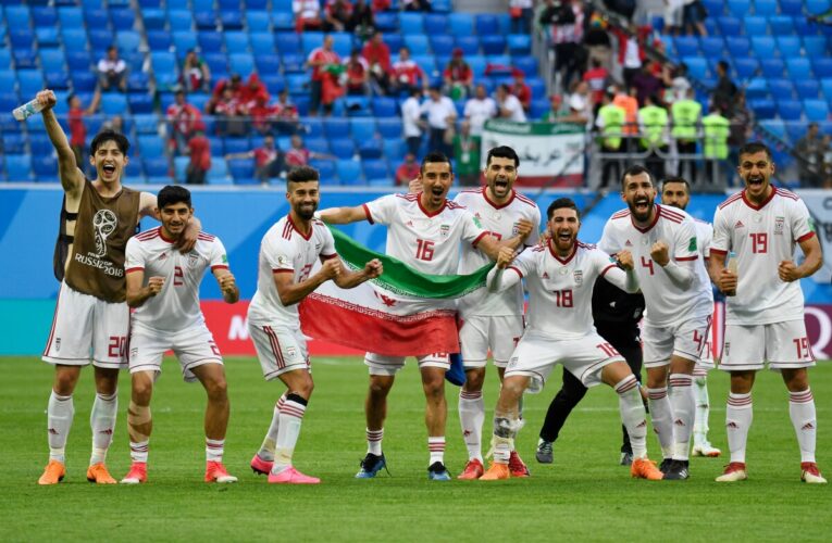 إيران تلوّح بالانسحاب من كأس العالم بسبب الشعارات السياسية في المدرجات