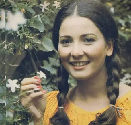 آثار الحكيم تكشف أسباب اعتزالها الفن وتوضح موقفها من الحجاب