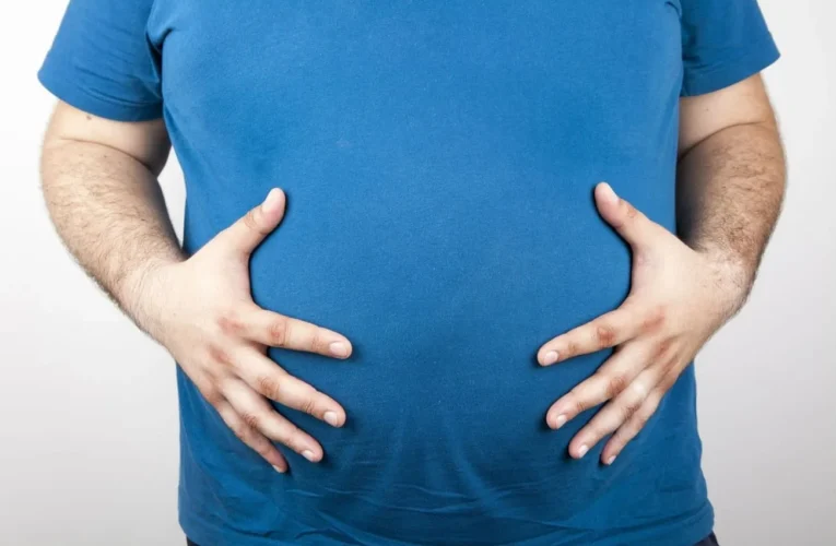 اكتشاف علمي يكشف سبب زيادة دهون البطن مع التقدم في العمر