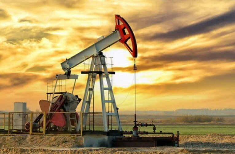 النفط يتراجع 10% أسبوعياً وبرنت دون 72 دولاراً مع تراجع مخاوف الإمدادات
