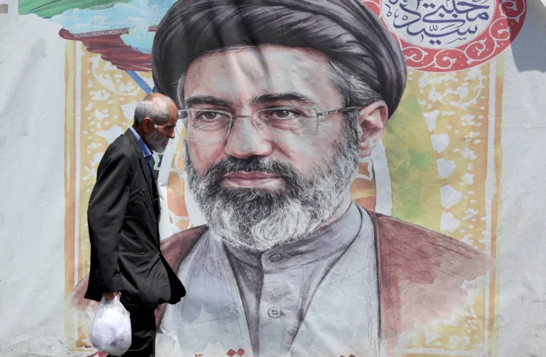 نيويورك تايمز: بزشكيان أبلغ مجتبى خامنئي أن الحصار البحري يشل إيران قبل توقيع الاتفاق
