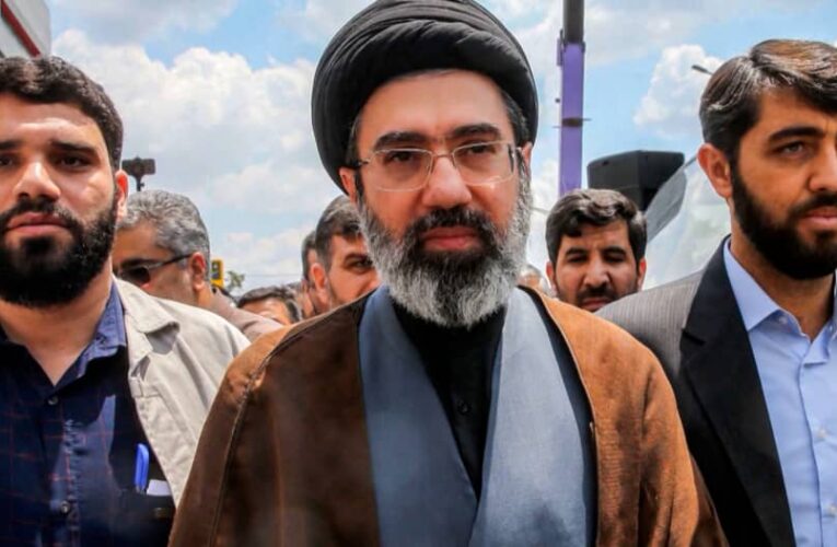 غياب مجتبى خامنئي عن تشييع والده يثير تساؤلات بشأن ظهوره وإدارة المرحلة الجديدة في إيران