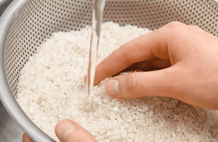 غسل الأرز قبل الطهي.. متى يكون ضرورياً ومتى يفسد قوام الطبق؟