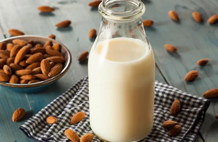 حليب اللوز غير المحلّى.. مشروب بسيط قد يدعم صحة القلب وضغط الدم