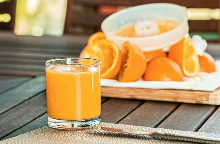 دراسة تكشف تأثيراً غير متوقع لعصير البرتقال في الجينات المرتبطة بضغط الدم