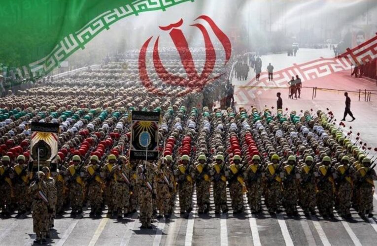 طهران تعزز انتشارها العسكري على الحدود.. أكثر من 50 وحدة في حالة تأهب