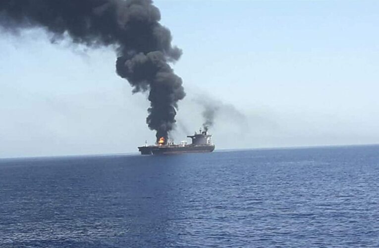 إصابة ناقلة بمقذوف مجهول في مضيق هرمز وأضرار بغرفة المحركات