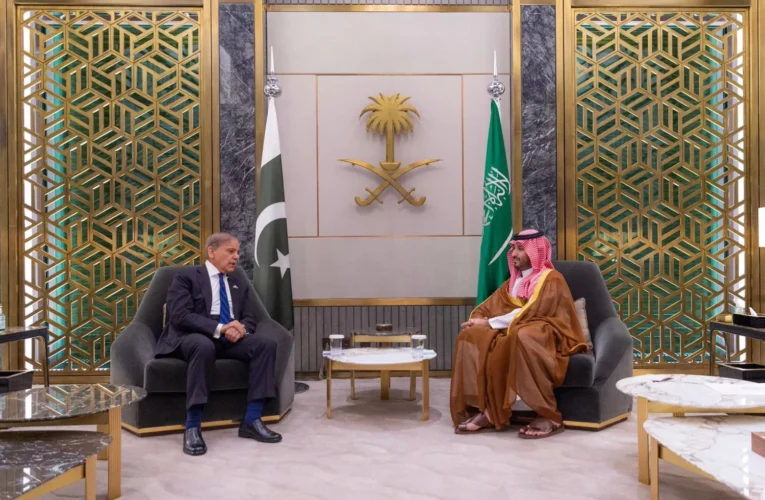 باكستان تعلن تضامنها مع السعودية وتدين استهداف مطار الملك خالد