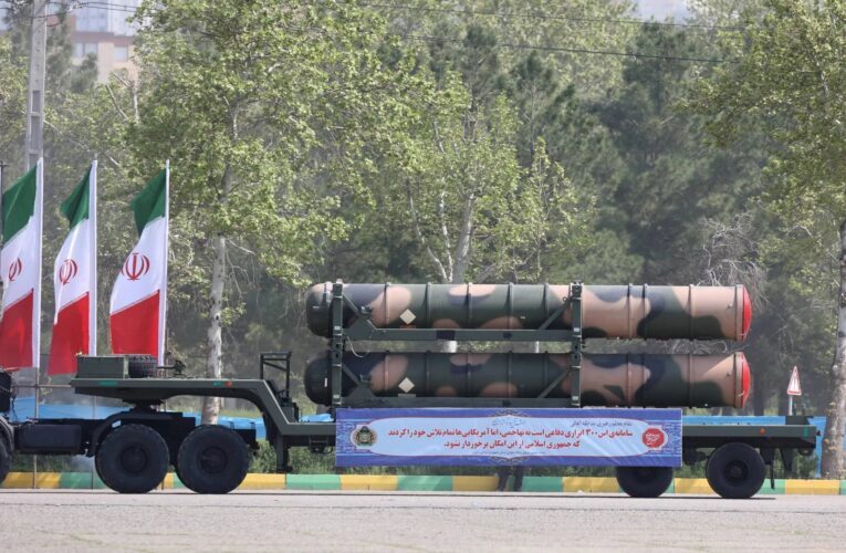 إيران تعيد ترتيب قواتها وتتوعد واشنطن بتصعيد عسكري واسع