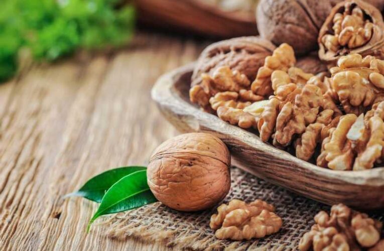الجوز في أي وقت؟ خبراء يكشفون كيف قد يؤثر توقيت تناوله على الطاقة والنوم